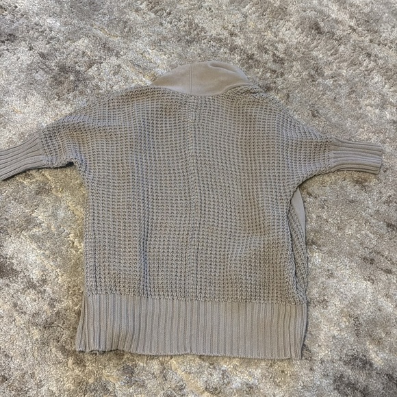 🍍 Guess Jeans Tan Women's 1/2 Dolman Sleeve Cardigan, Sz.L🍍pit to pit 22” - Picture 3 of 3